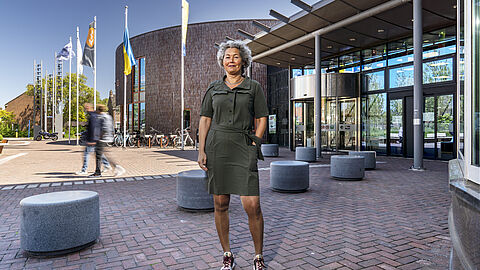 Onze Domeinmanager Sociaal, Sandra Spaans, poseert in Heemskerk
